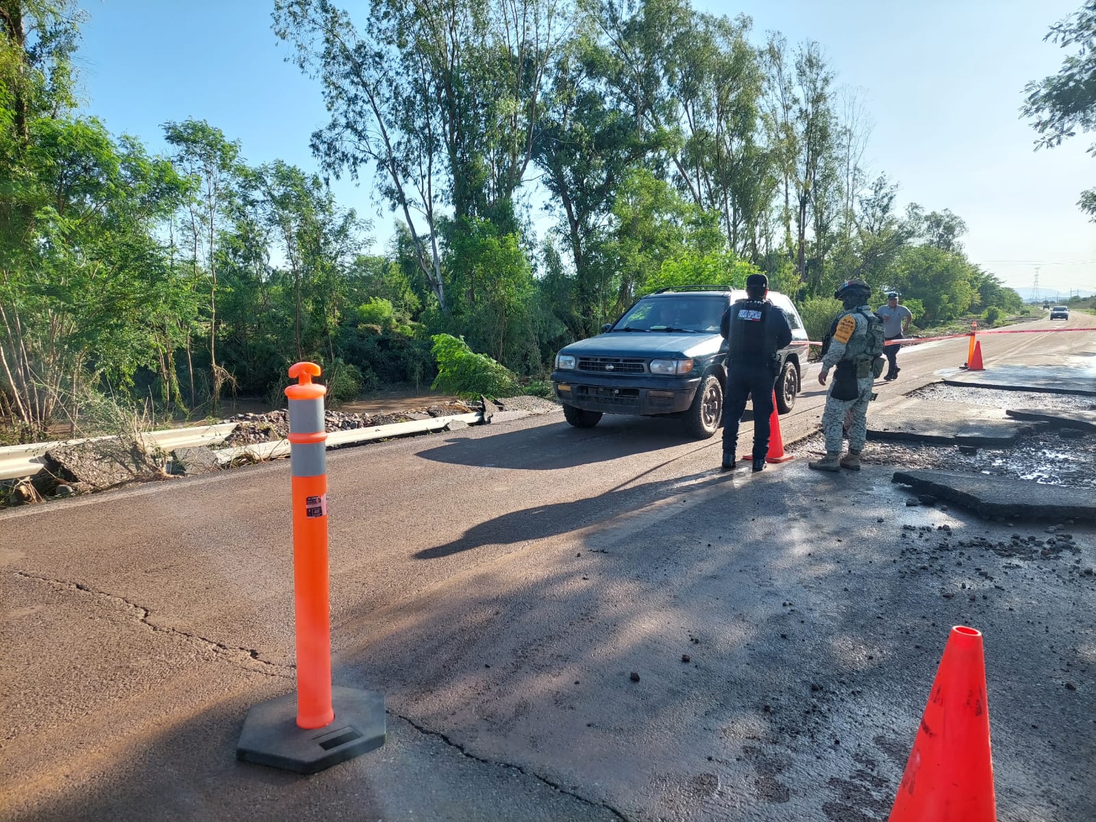 Socavón por lluvias en Mocorito