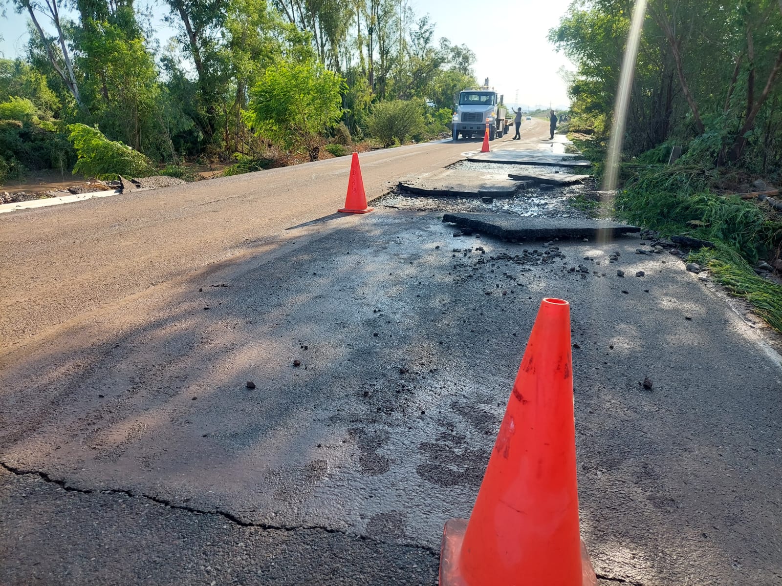 Socavón por lluvias en Mocorito