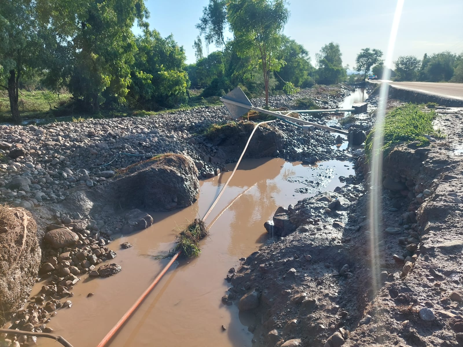Socavón por lluvias en Mocorito