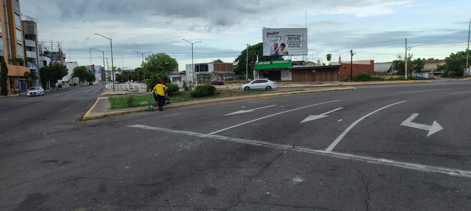 Tras celebración en La Canasta, Culiacán por el triunfo de México contra Ecuador, trabajadores dejan libre de basura el monumento