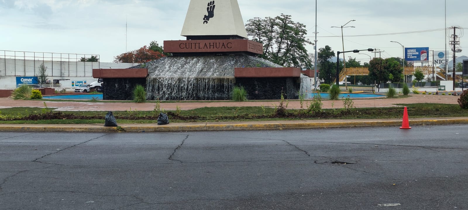Tras celebración en La Canasta, Culiacán por el triunfo de México contra Ecuador, trabajadores dejan libre de basura el monumento