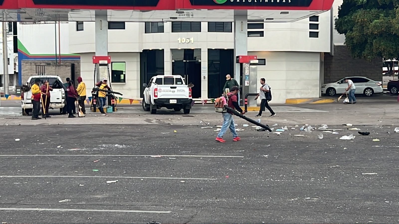 Tras celebración en La Canasta, Culiacán por el triunfo de México contra Ecuador, trabajadores dejan libre de basura el monumento