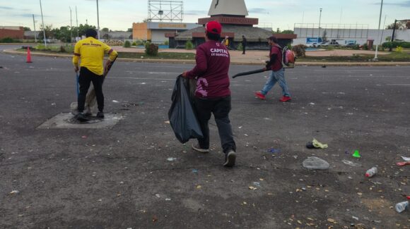 Tras celebración en ‘La Canasta’, Culiacán por el triunfo de México vs. Ecuador, trabajadores dejan libre de basura el monumento