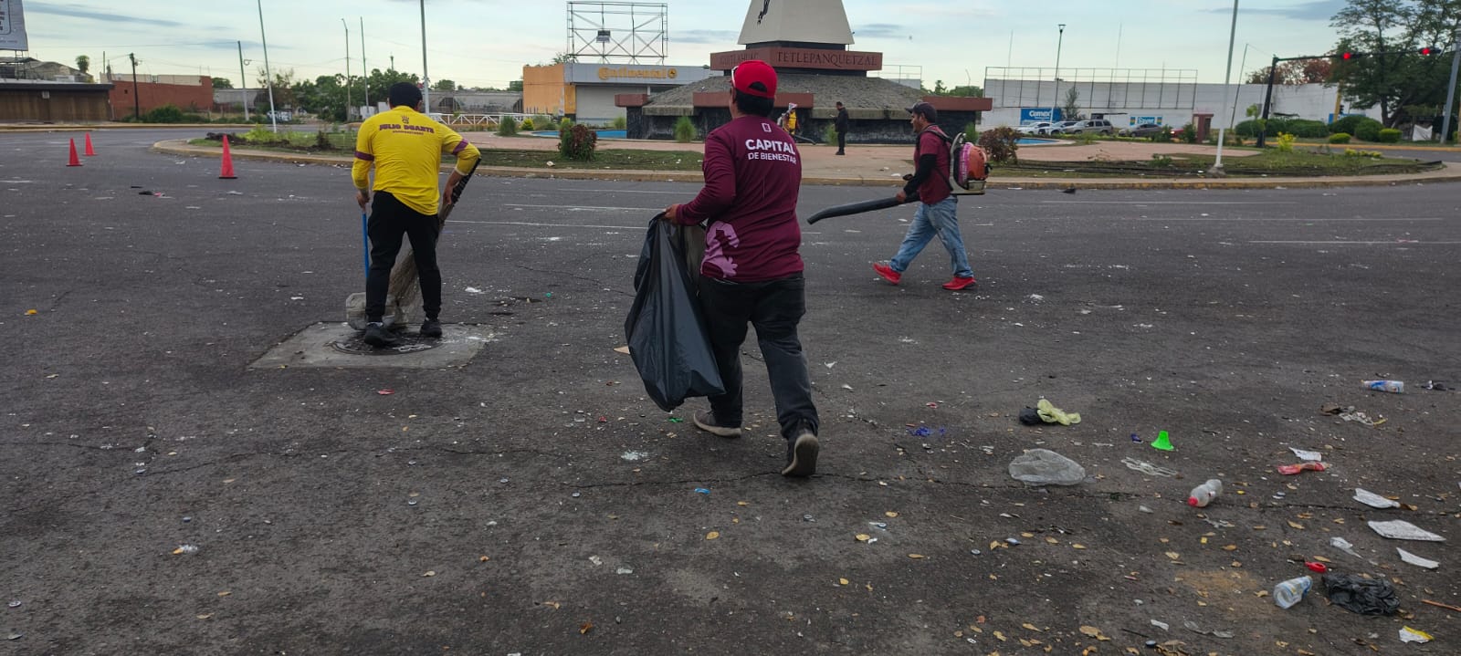 Tras celebración en La Canasta, Culiacán por el triunfo de México contra Ecuador, trabajadores dejan libre de basura el monumento