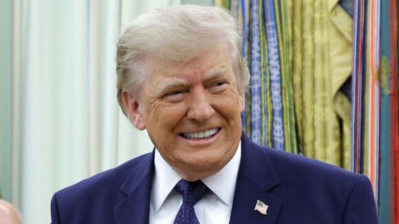 Trump asegura que Groenlandia “debería ser controlada por Estados Unidos”; critica a Dinamarca