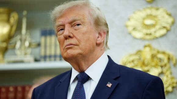 Trump da marcha atrás y cancela el impuesto del 20% a los buques que transiten por el estrecho de Ormuz
