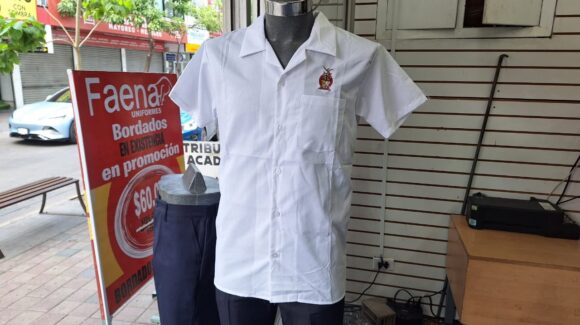Uniformes escolares gratuitos están garantizados; fabricantes reportan avance de hasta 80% en confección