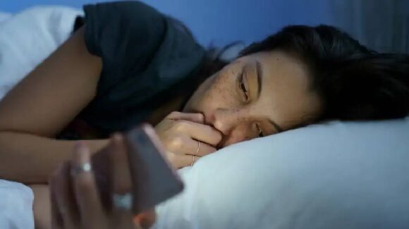 ¿Usas el celular antes de dormir? Pantallas y falta de sueño afectan la salud cerebral