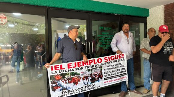Usuarios toman oficinas de CFE en Los Mochis y declaran huelga de pago por altos cobros