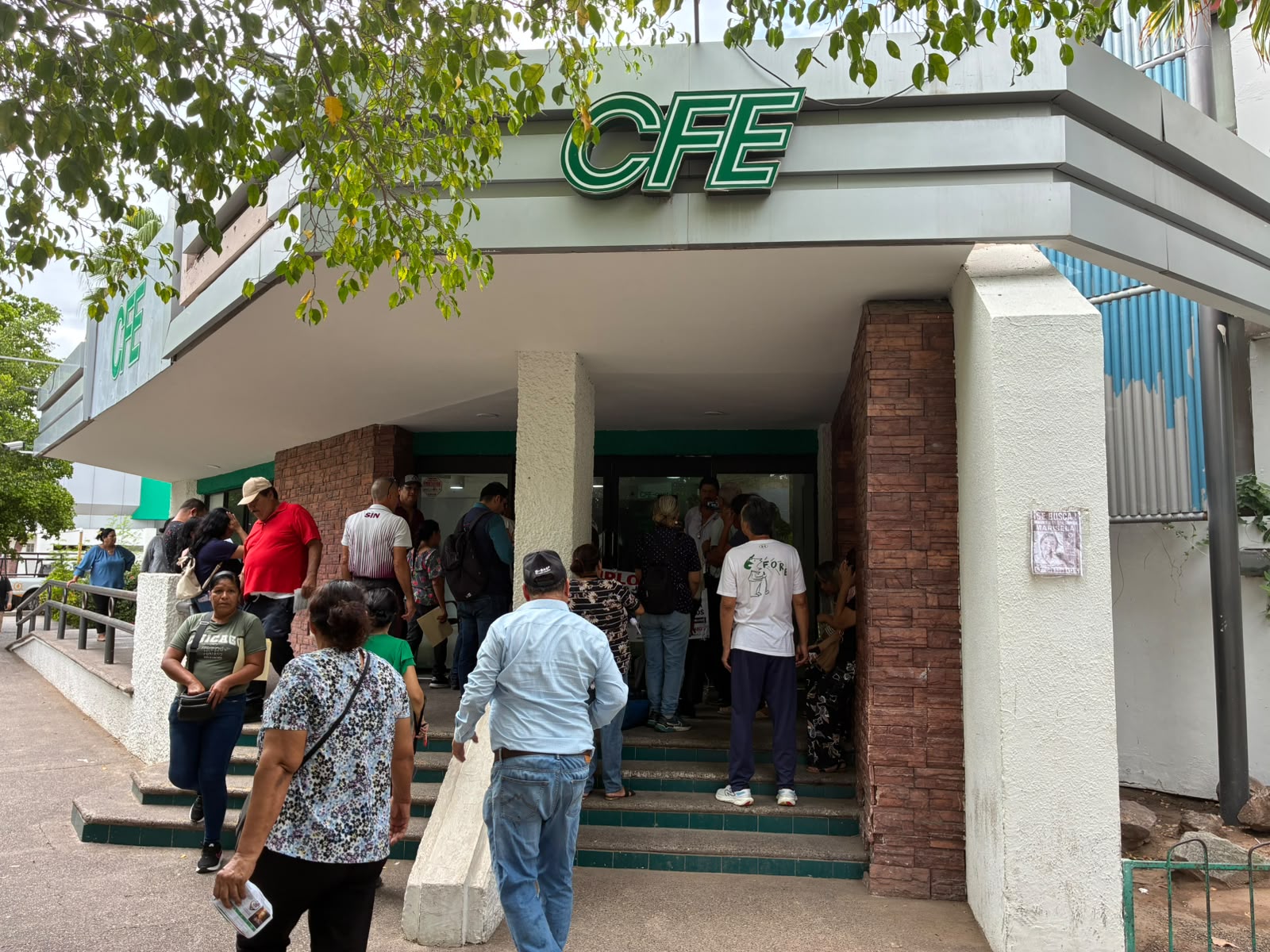 Usuarios toman oficinas de CFE en Los Mochis