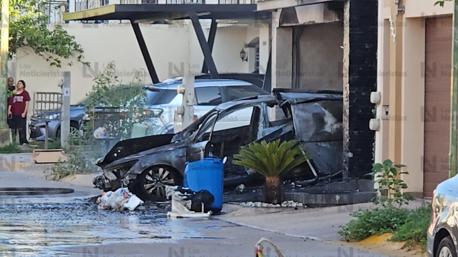 Vandalizan domicilio y queman vehículo en La Conquista de Culiacán