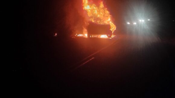 Vehículo queda calcinado tras incendiarse en la carretera a Palos Blancos, Guasave, Sinaloa