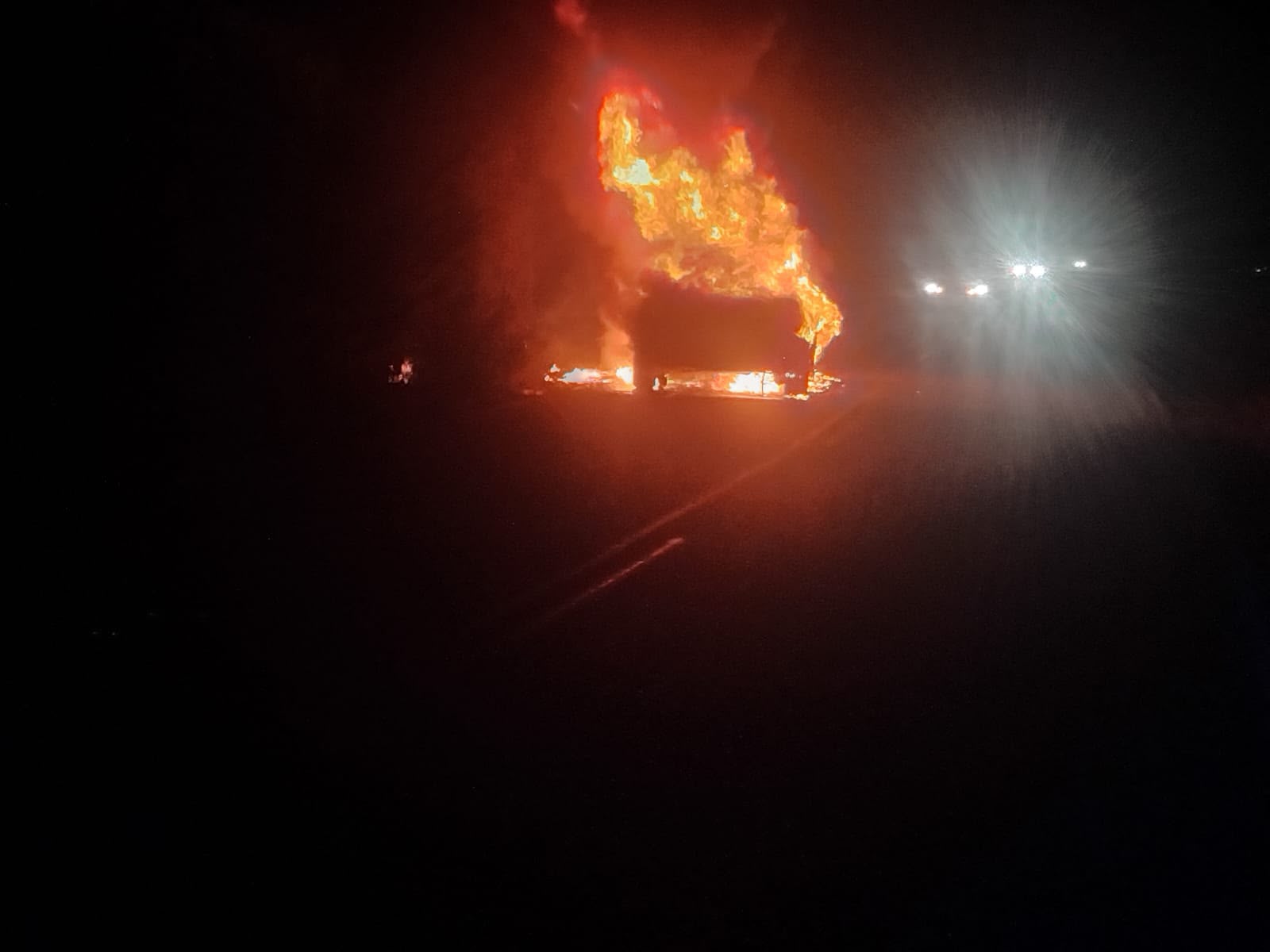Vehículo queda calcinado tras incendiarse en la carretera a Palos Blancos, Guasave, Sinaloa