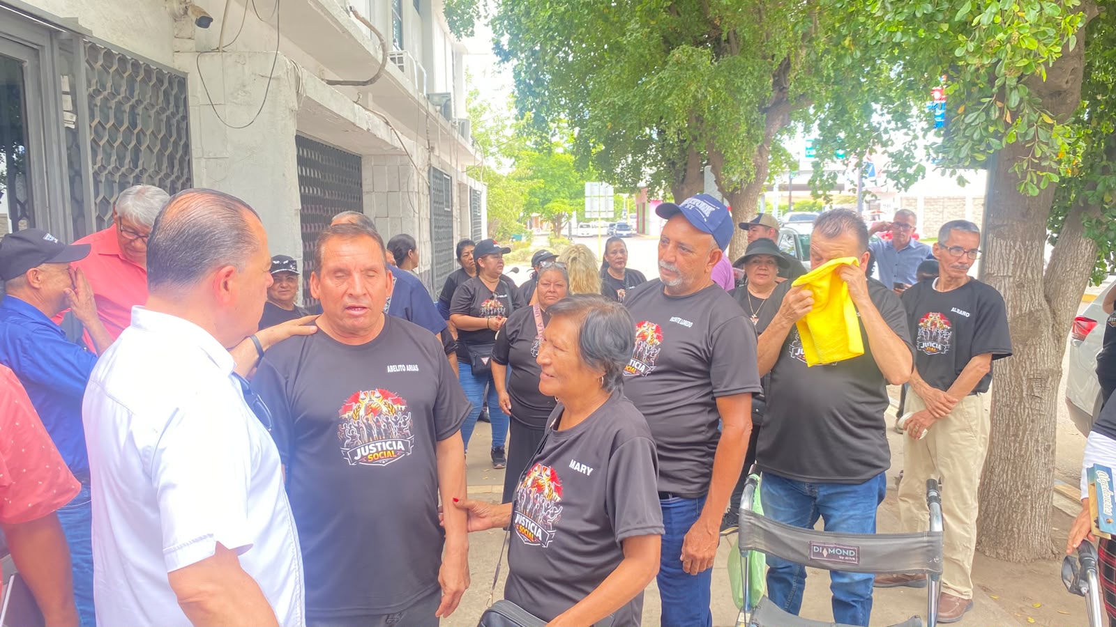 Abelito Arias comparece ante la FGR por denuncia de CFE