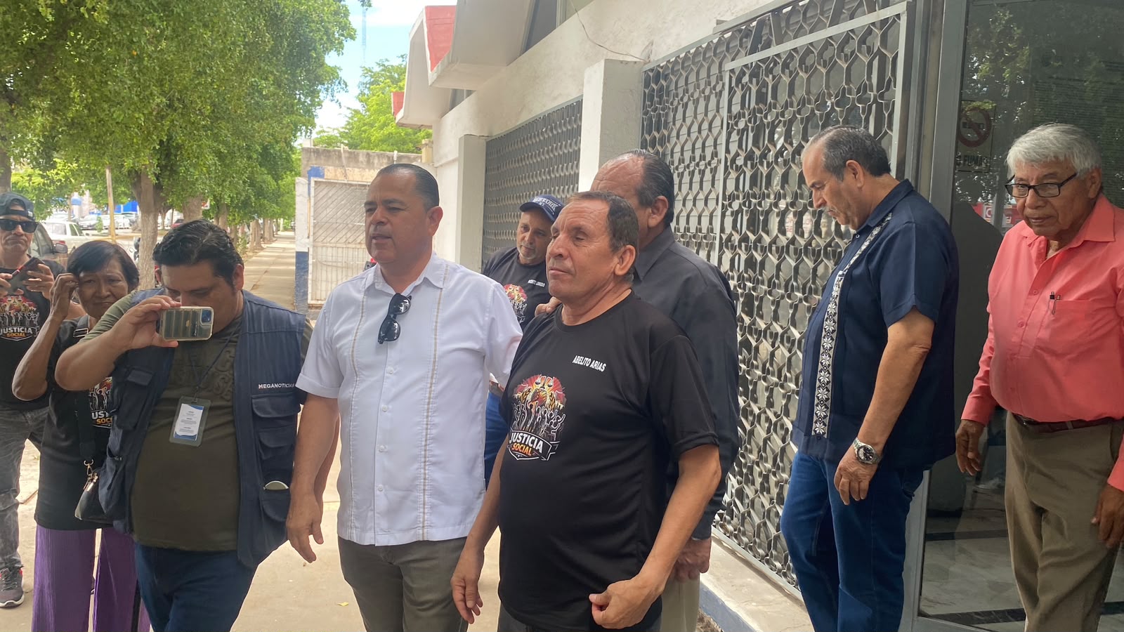 Abelito Arias comparece ante la FGR por denuncia de CFE