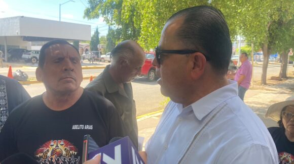 Abelito Arias comparece ante la FGR por denuncia de CFE; colegios de abogados respaldan su defensa