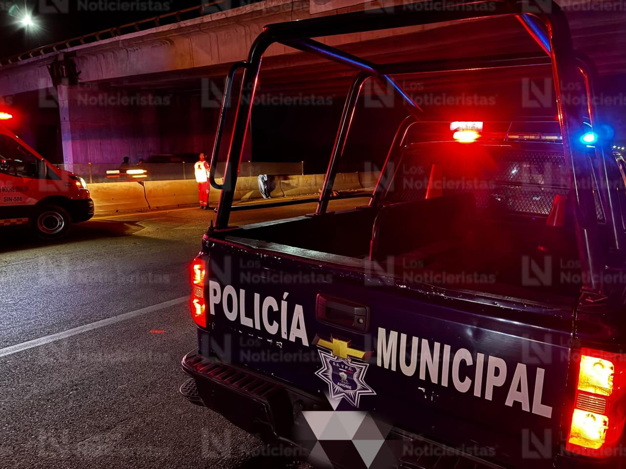Patrulla de la policía municipal en carrtera