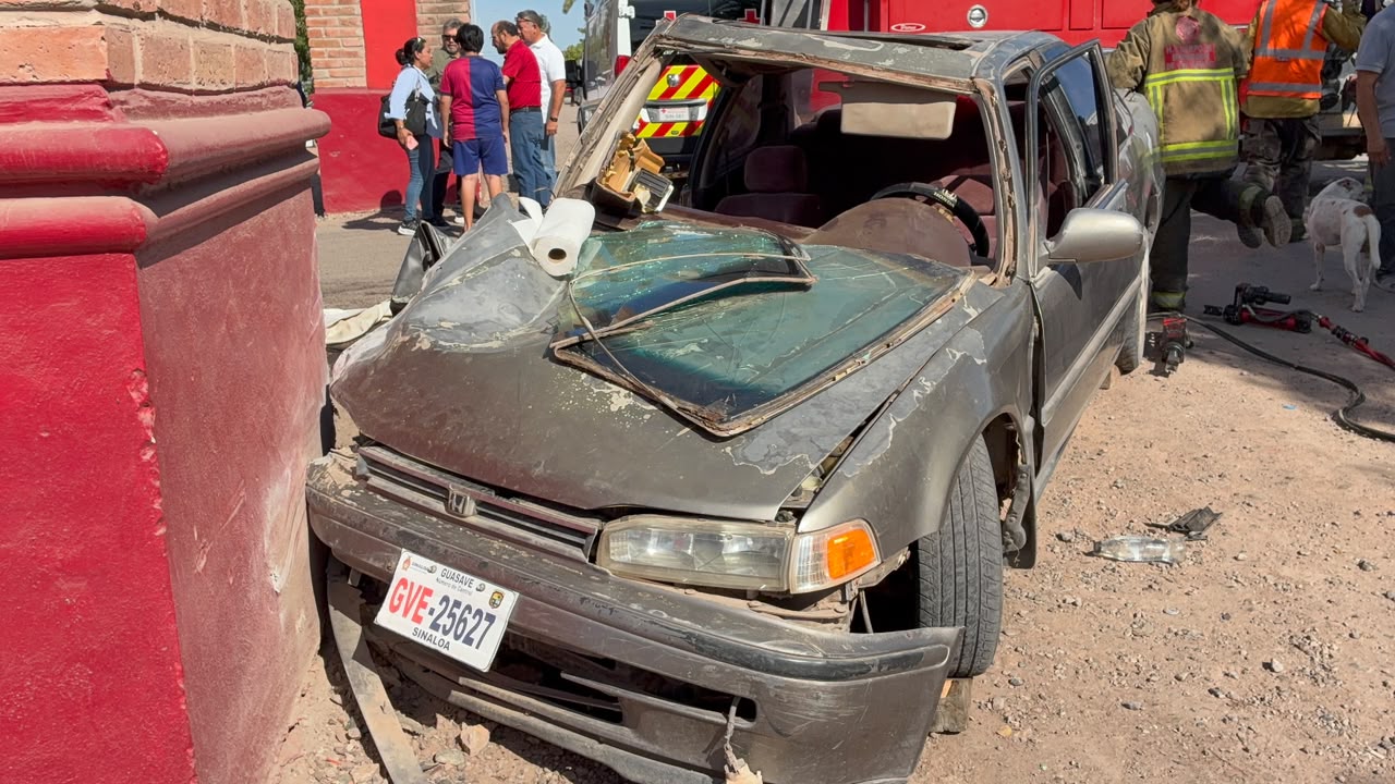 Dos mujeres y un hombre lesionados el saldo de un aparatoso accidente en el arco del ejido Mochis