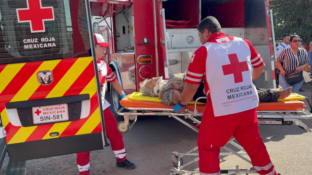 Dos mujeres y un hombre lesionados el saldo de un aparatoso accidente en el arco del ejido Mochis