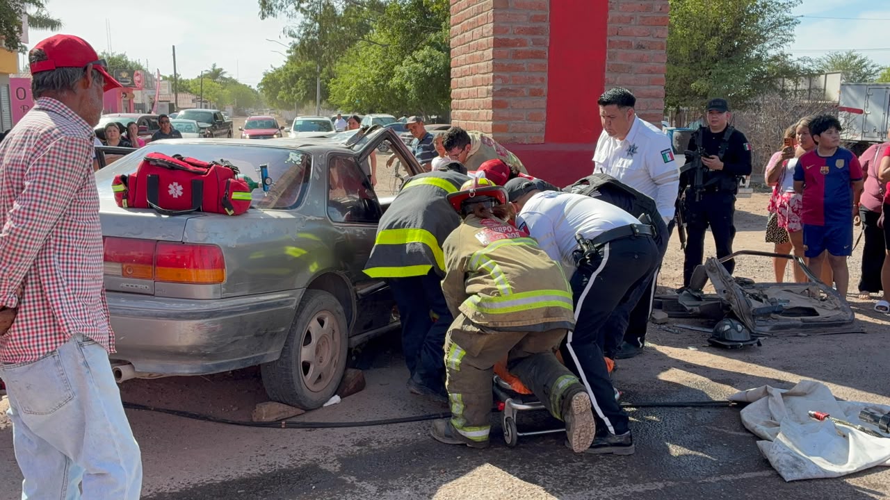 Dos mujeres y un hombre lesionados el saldo de un aparatoso accidente en el arco del ejido Mochis