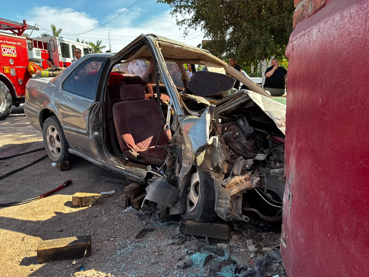 Dos mujeres y un hombre lesionados el saldo de un aparatoso accidente en el arco del ejido Mochis