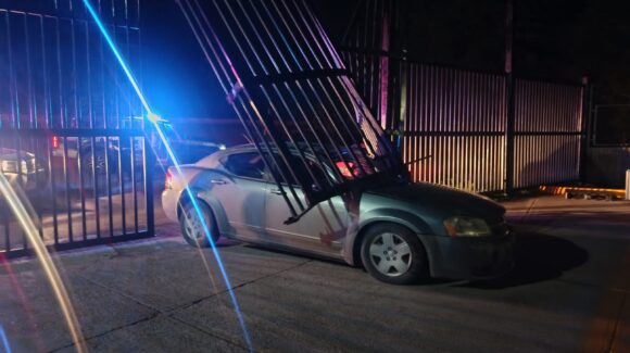 Automovilista choca contra portón de empresa refresquera sobre la México 15 en Guasave, Sinaloa