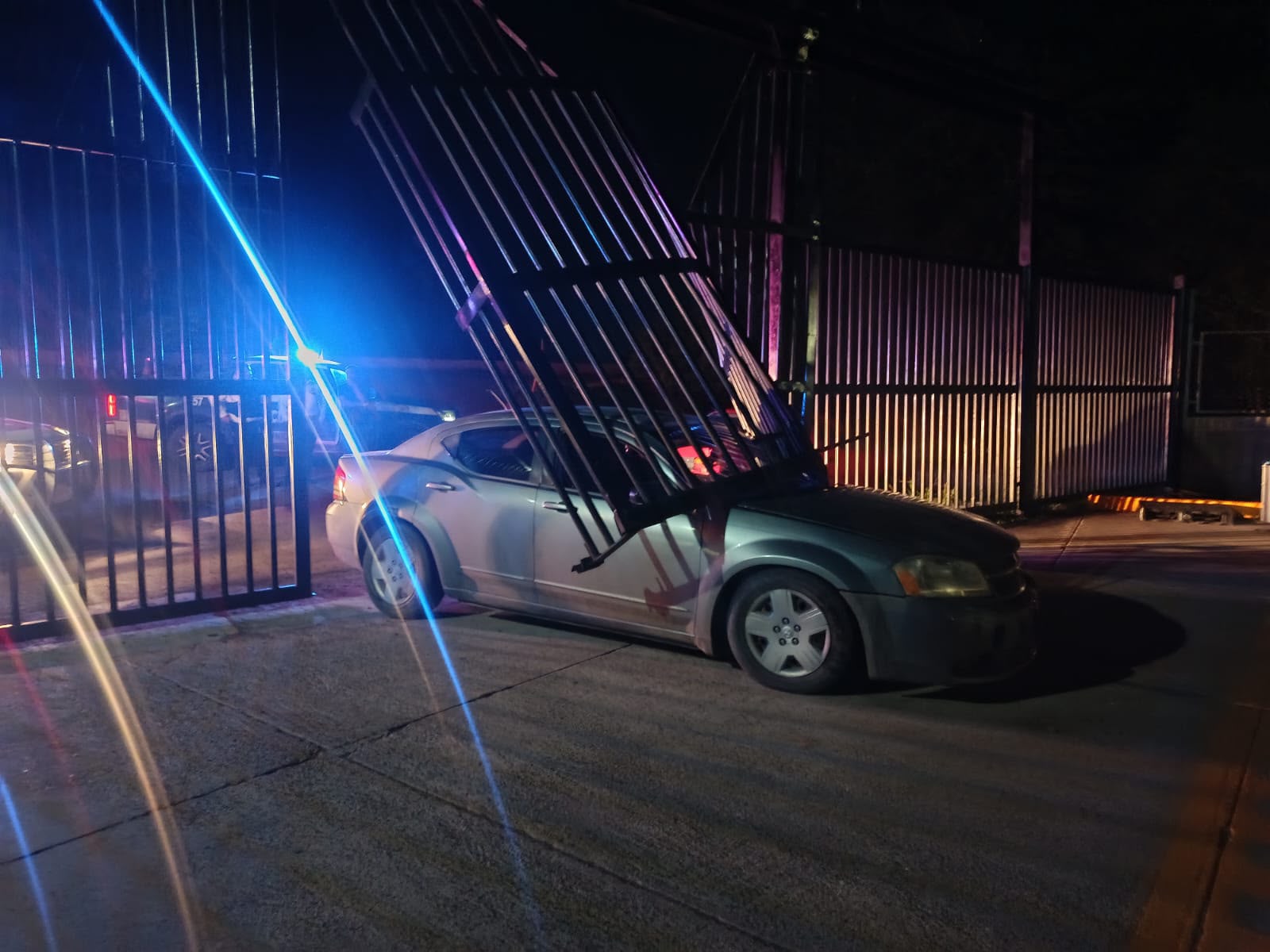 Automovilista choca contra portón de empresa refresquera sobre la México 15 en Guasave, Sinaloa