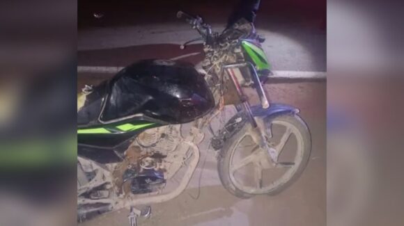 Muere mujer y hombre resulta gravemente herido tras accidente de motocicleta en Isla del Bosque, Escuinapa