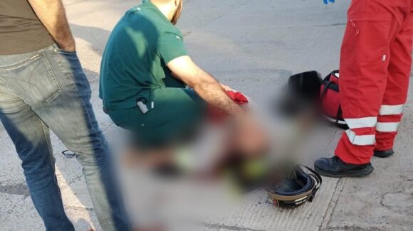 Motociclista ingresa hospital tras ser arrollado por un vehículo en el sector centro de Los Mochis, Sinaloa