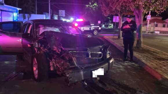 Automovilista derriba poste de alumbrado público en la colonia Fresno de Guasave, Sinaloa