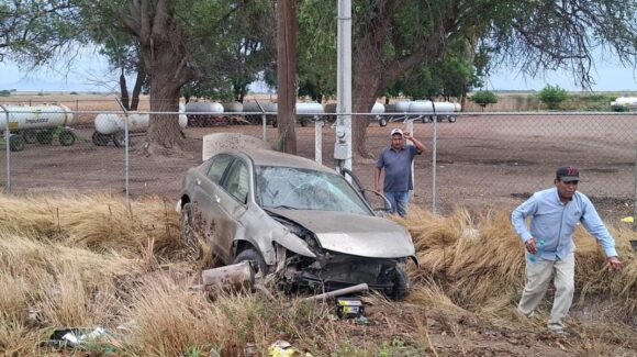 Conductor de vehículo se impacta contra un poste en la Mochis- El Fuerte