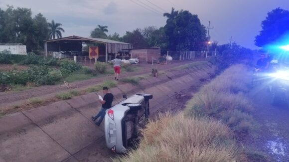 Automovilista termina dentro de un canal tras derrapar en carretera estatal de Guasave