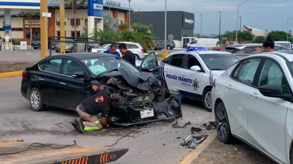 Choque entre dos vehículos en La Marina deja daños materiales en Mazatlán, Sinaloa