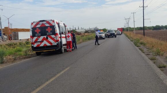 Mujer resulta lesionada tras derrapar sobre la carretera Libramiento Oriente, en Los Mochis, Sinaloa