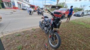Motociclista resulta lesionado tras choque con taxi en Mazatlán