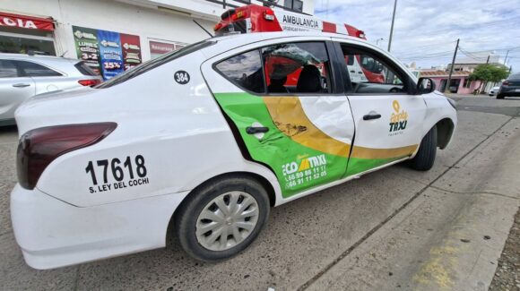 Motociclista resulta lesionado tras choque con taxi en Colinas del Real en Mazatlán, Sinaloa