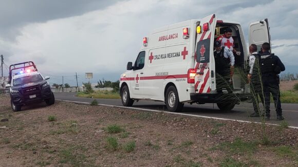 Motociclista resulta lesionado tras derrapar en la carretera Guamúchil–Angostura