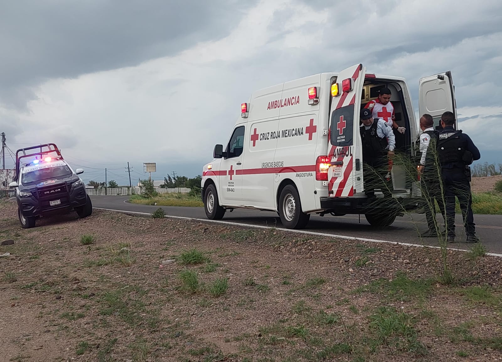 Motociclista resulta lesionado tras derrapar en la carretera Guamúchil–Angostura