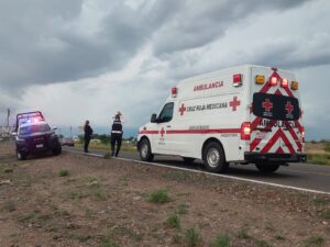 Motociclista resulta lesionado tras derrapar en la carretera Guamúchil–Angostura