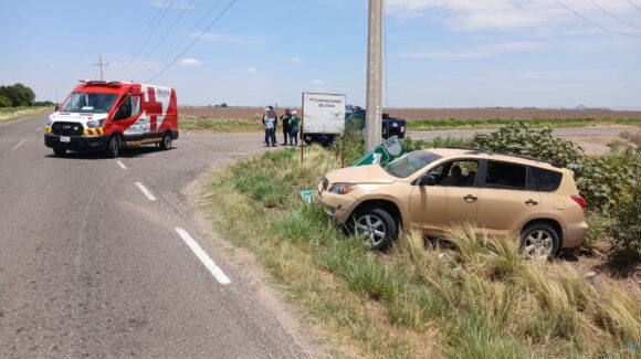Dos personas lesionadas dejó una salida de camino en Ruiz Cortines, Guasave