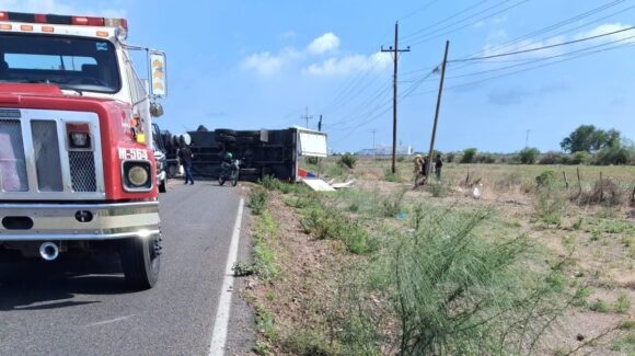 ¡Transportaba hielo! Vuelca tractocamión sobre la carretera Guamúchil-Angostura; solo hubo daños materiales