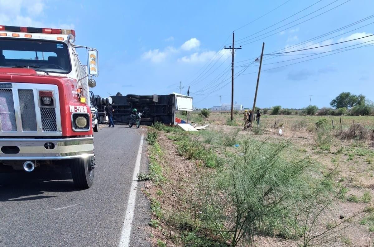 Vuelca tractocamión sobre la carretera Guamúchil-Angostura; solo hubo daños materiales
