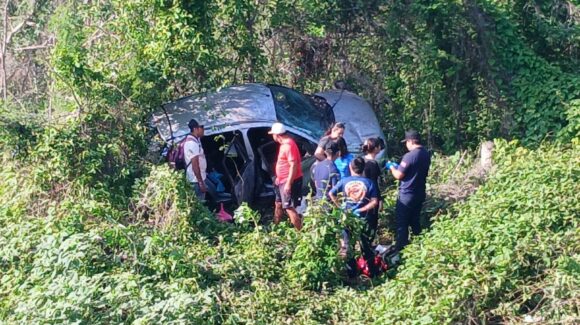 Dos jóvenes resultan heridas tras salir de la carretera; presunto tráiler habría provocado el accidente en Villa Unión, Sinaloa