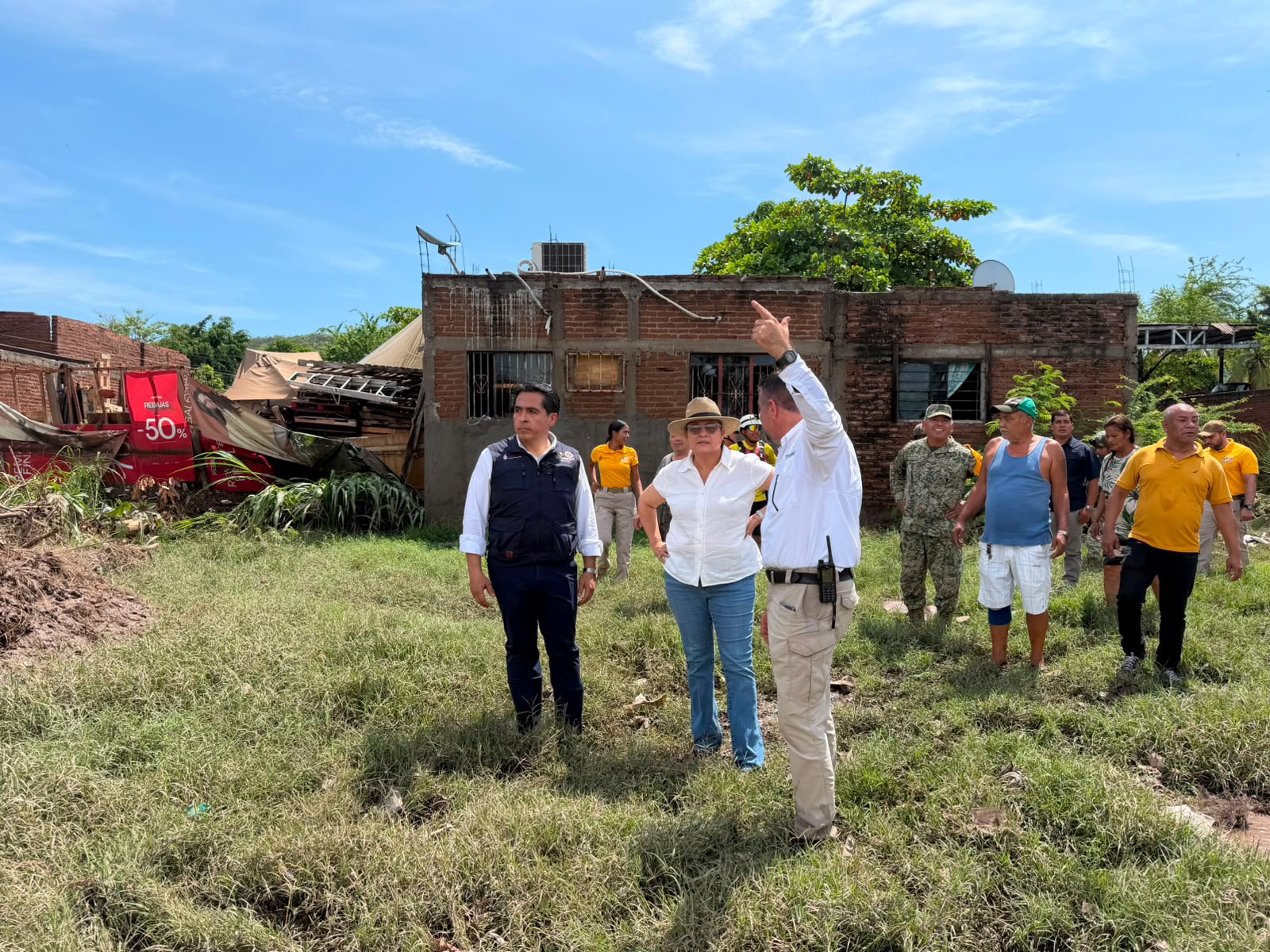 Gobierno de Sinaloa despliega operativo de apoyo en zonas de Mazatlán por fuertes lluvias