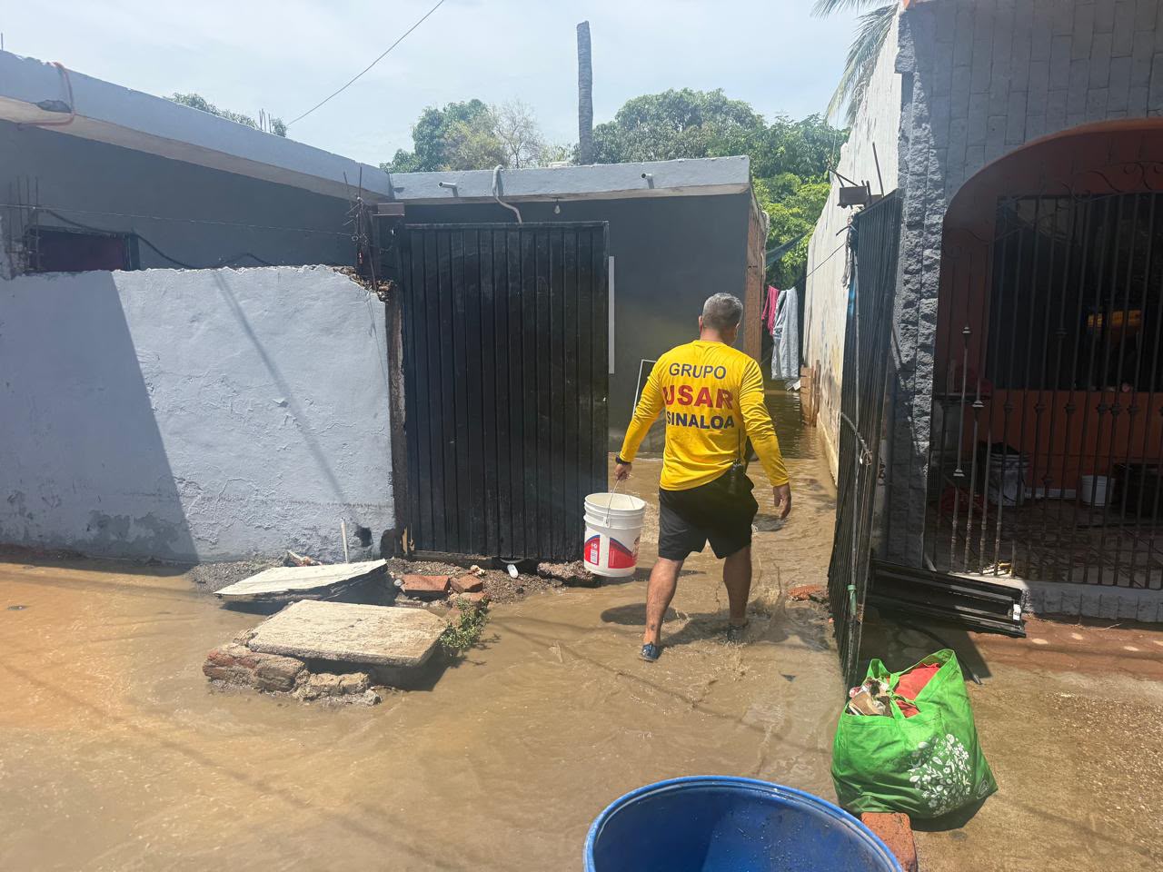 Gobierno de Sinaloa despliega operativo de apoyo en zonas de Mazatlán por fuertes lluvias