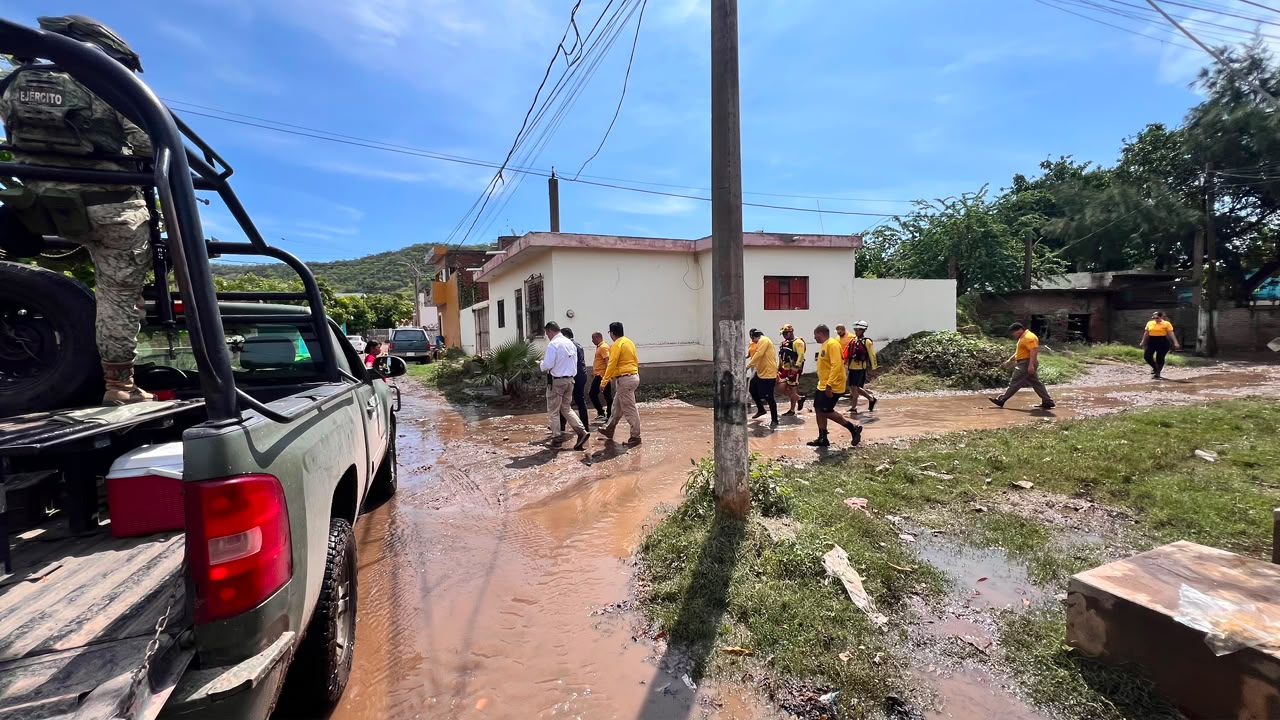 Gobierno de Sinaloa despliega operativo de apoyo en zonas de Mazatlán por fuertes lluvias