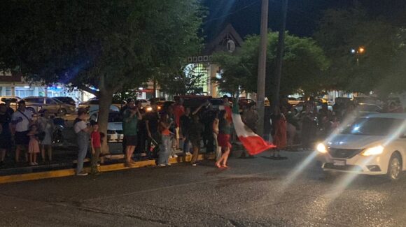 Afición de Guasave, Sinaloa, mantiene viva la fiesta tras la eliminación de México del Mundial 2026