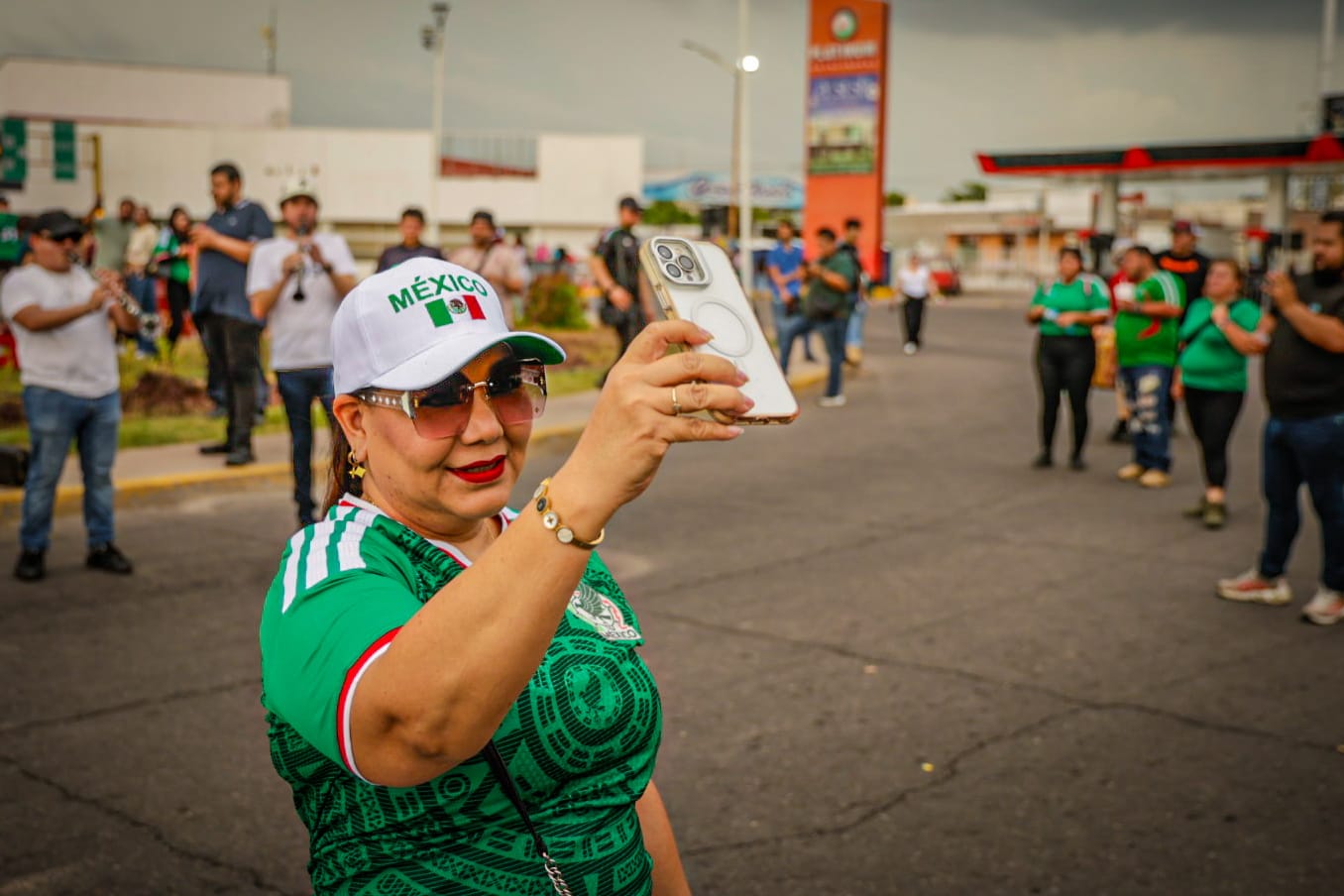 Aficionados se reúnen en La Canasta, en Culiacán, para ver el partido de México contra Inglaterra en el Mundial 2026