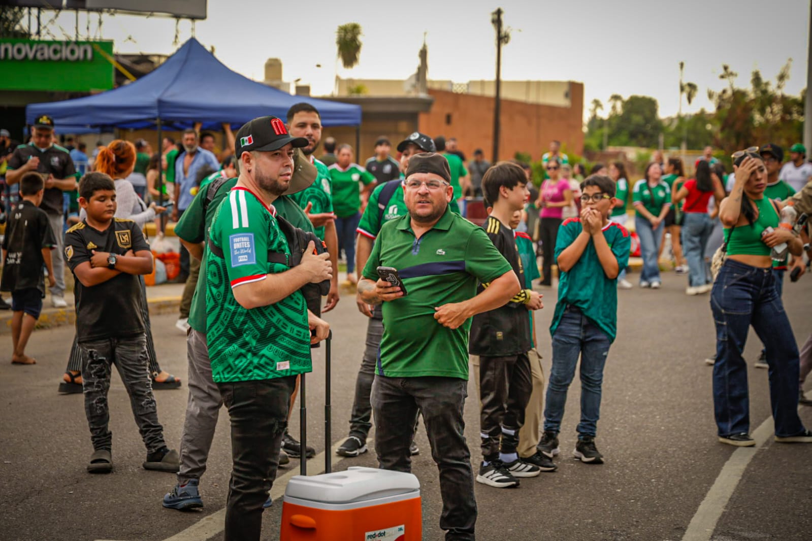 Aficionados se reúnen en La Canasta, en Culiacán, para ver el partido de México contra Inglaterra en el Mundial 2026