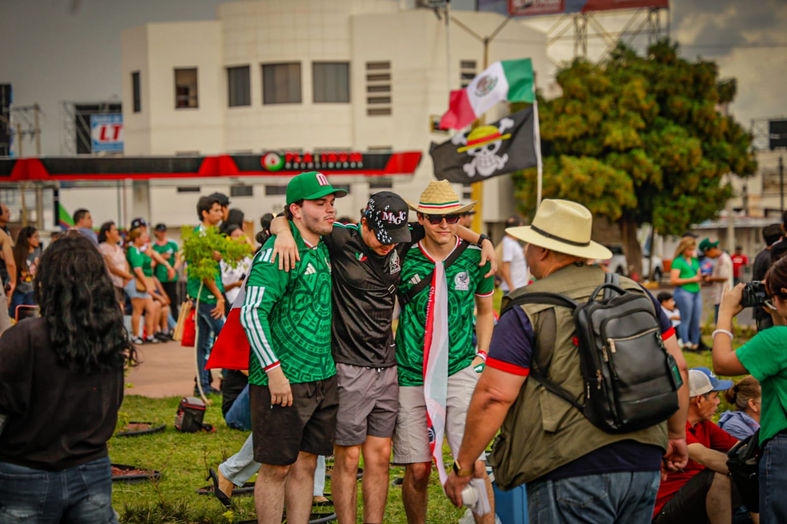 Aficionados se reúnen en La Canasta, en Culiacán, para ver el partido de México contra Inglaterra en el Mundial 2026